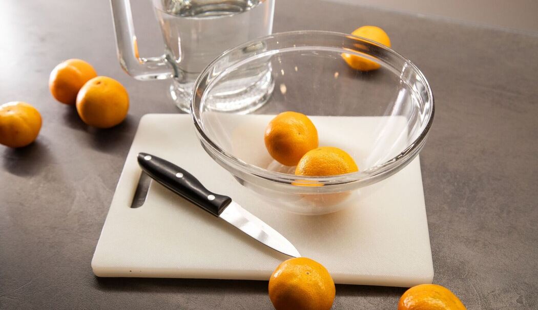 Clementinen liegen auf einem Tisch Clementinen liegen auf einem Tisch