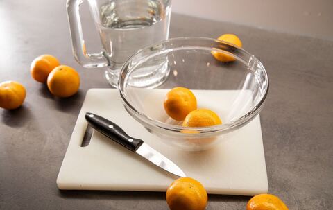 Clementinen liegen auf einem Tisch