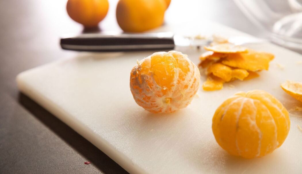 Geschälte Clementinen liegen auf einem Tisch Geschälte Clementinen liegen auf einem Tisch