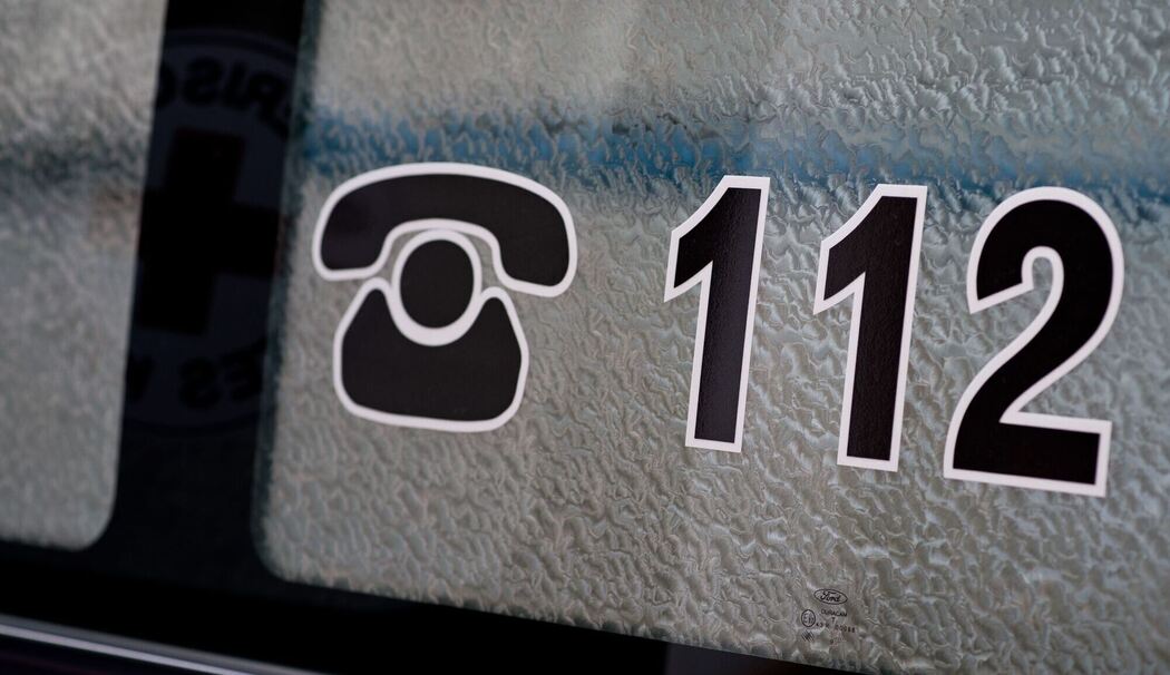 Die Notrufnummer 112 steht auf einem Krankenwagen Die Notrufnummer 112 steht auf einem Krankenwagen