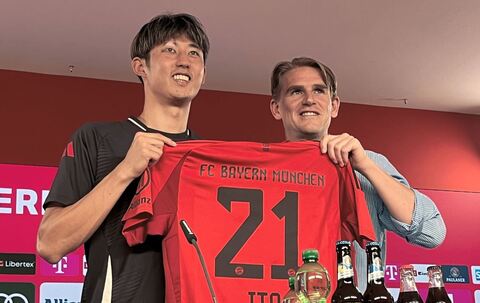 Hiroki Ito (l) und Sportdirektor Christoph Freund 