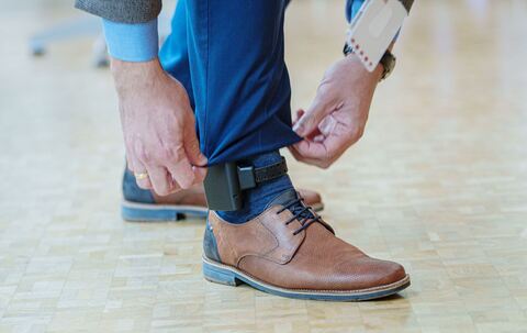 Fußfessel soll Opfer vor häuslicher Gewalt schützen