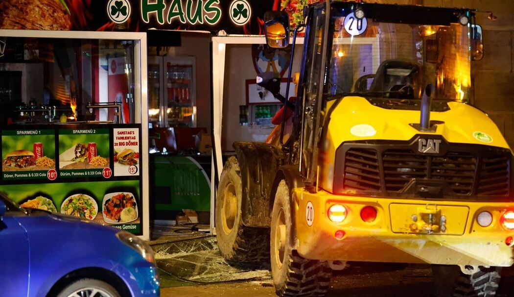 Mit Radlader gegen Schaufenster - Einbrecher festgenommen Mit Radlader gegen Schaufenster - Einbrecher festgenommen