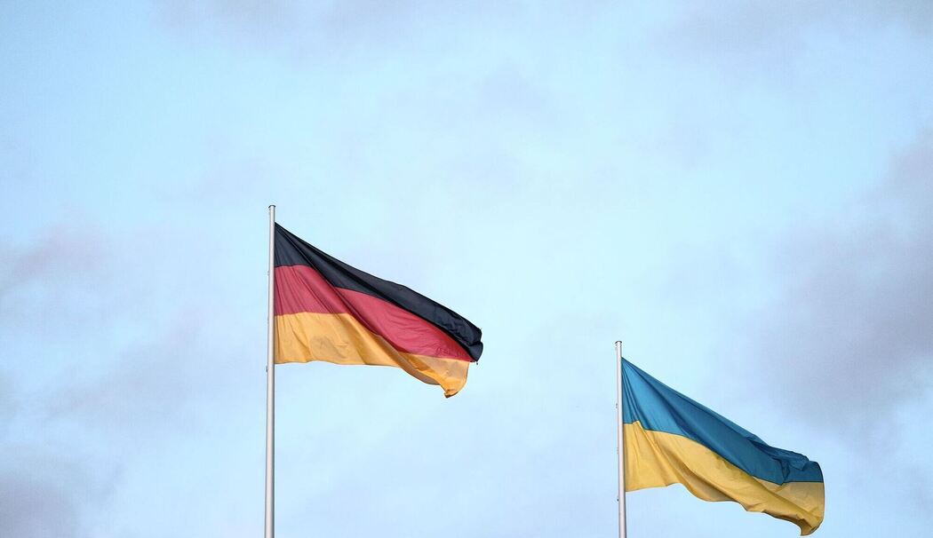 Deutsche und ukrainische Flagge