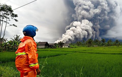 Vulkan Semeru in Indonesien spuckt Aschesäule