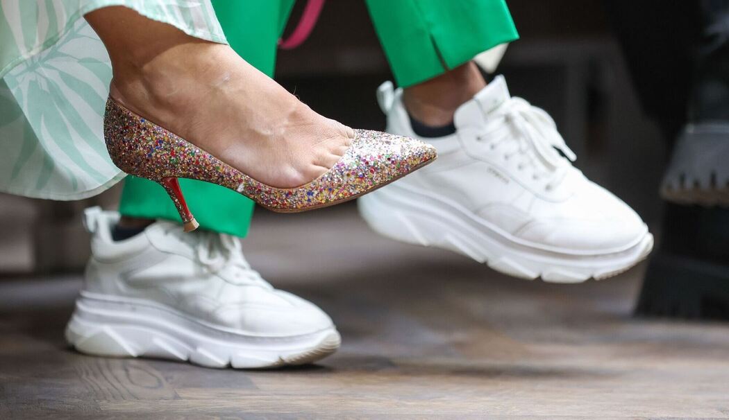 Gäste in Pumps und Sneaker bei Berlin Fashion Week