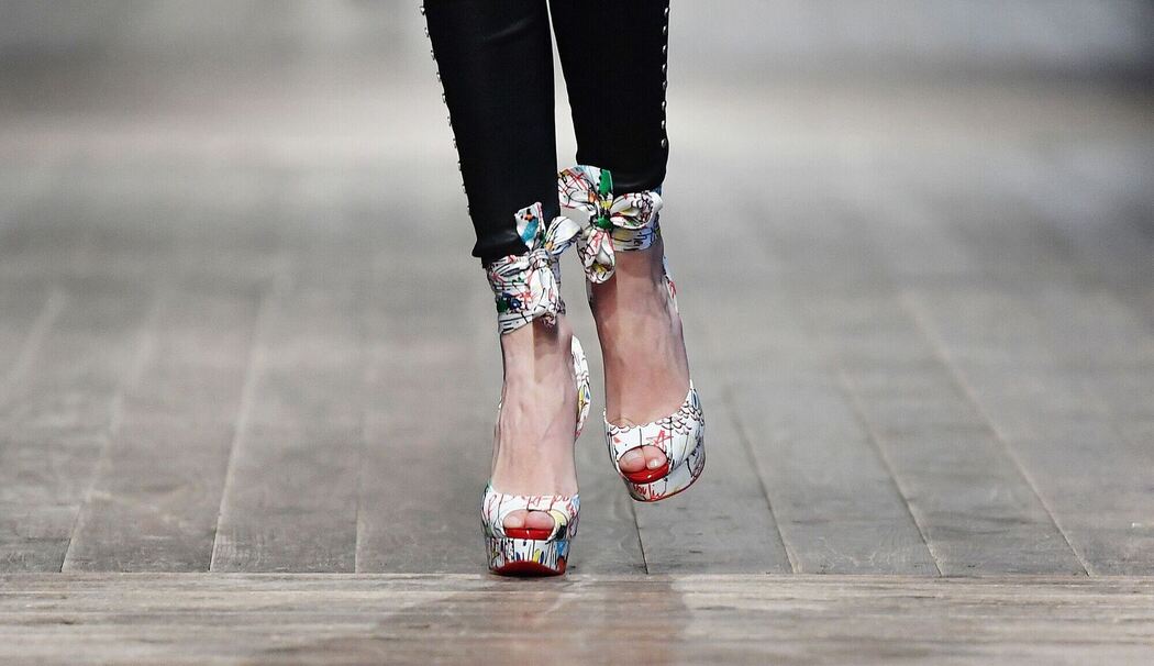 Model läuft in High Heels mit Plateau über den Laufsteg