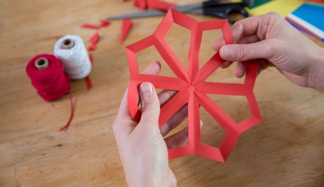 Frai bastelt einen Papierstern