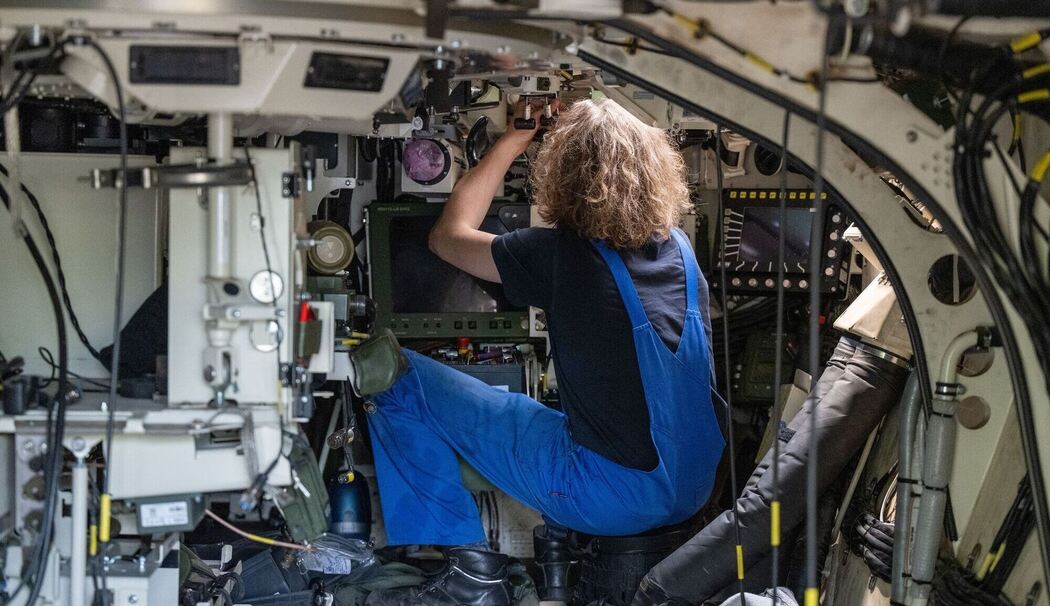 Techniker arbeitet im Schützenpanzer der Bundeswehr vom Typ Puma