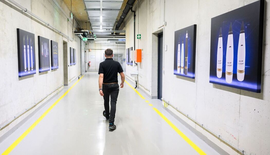 Mitarbeiter läuft im neuen Artilleriewerk von Rheinmetall