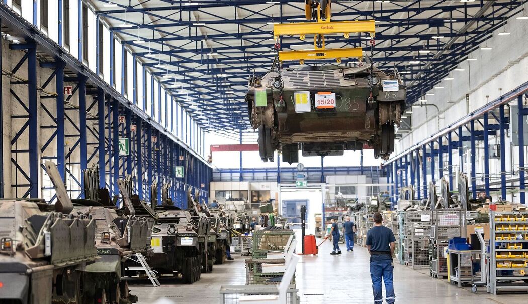 Panzer vom Typ Marder in der Fertigungshalle von Rheinmetall