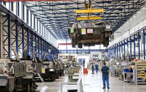 Panzer vom Typ Marder in der Fertigungshalle von Rheinmetall