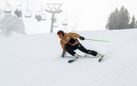 Skifahrer fährt eine Skipiste hinab