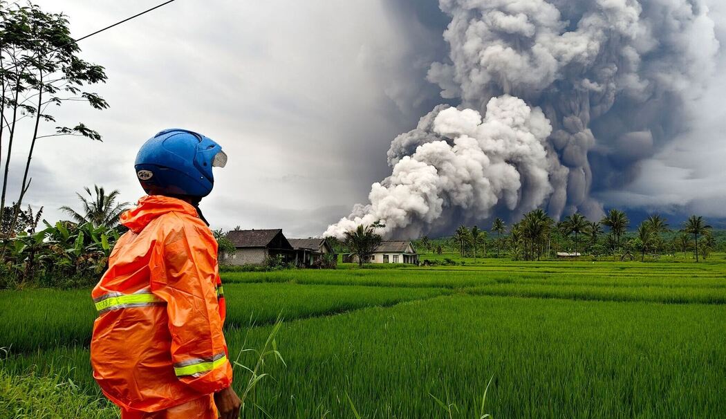 Vulkan Semeru in Indonesien spuckt Aschesäule Vulkan Semeru in Indonesien spuckt Aschesäule