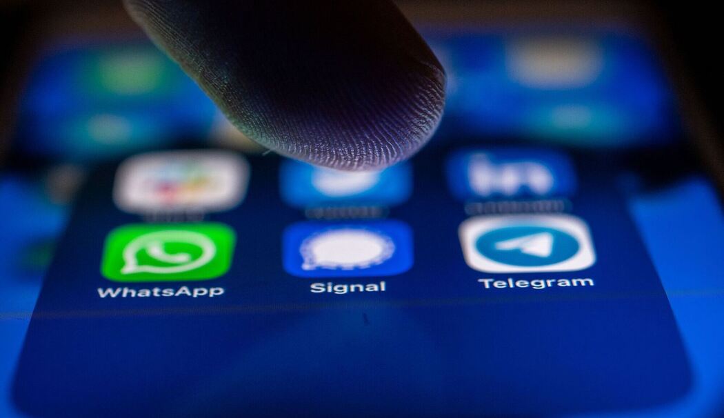 Ein Finger schwebt über dem Icon der Signal-App