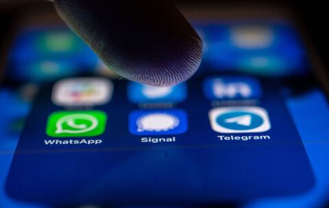 Ein Finger schwebt über dem Icon der Signal-App 