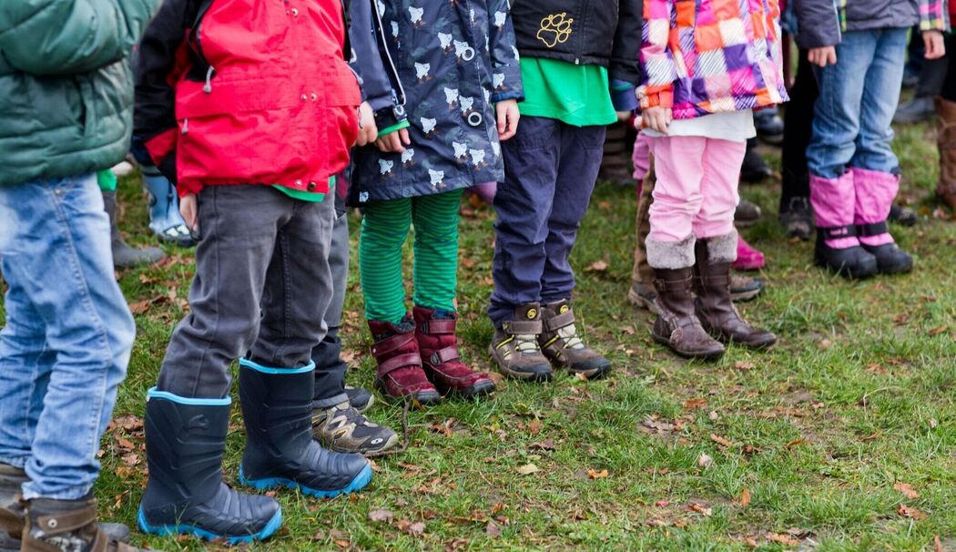 Kinder stehen in einem Garten Kinder stehen in einem Garten