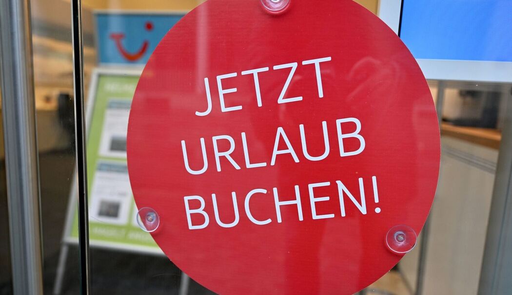 Ein Schild mit der Aufschrift «Jetzt Urlaub buchen!»