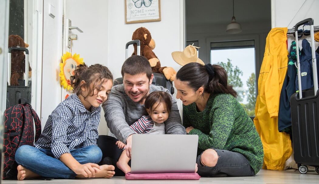 Eine Familie plant einen Urlaub