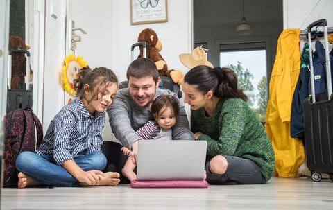 Eine Familie plant einen Urlaub