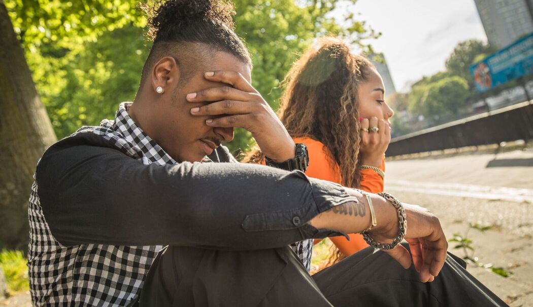 Ein junges Paar nach einem Streit im Park