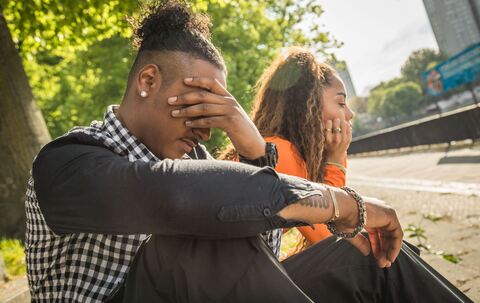 Ein junges Paar nach einem Streit im Park