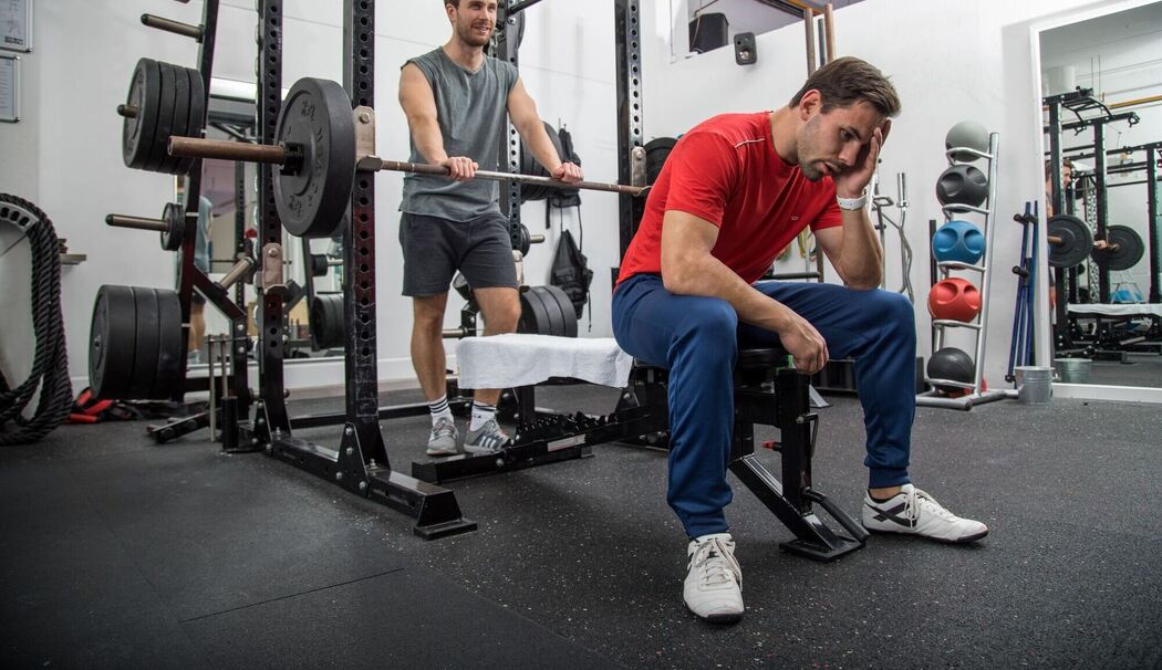 Ein Mann nachdenklich in einem Fitness-Studio