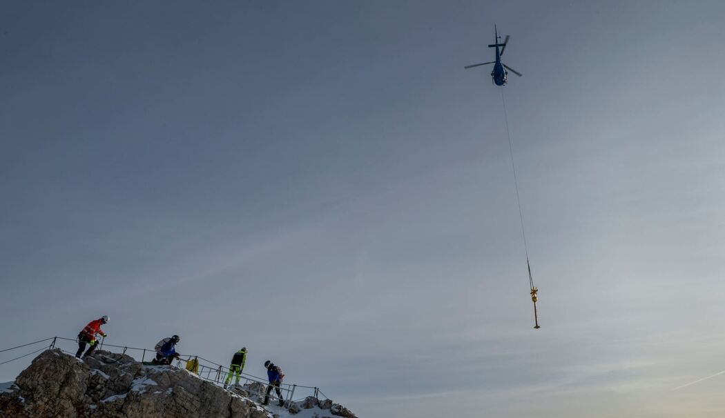 Zugspitz-Gipfelkreuz wird ins Tal geflogen und restauriert Zugspitz-Gipfelkreuz wird ins Tal geflogen und restauriert