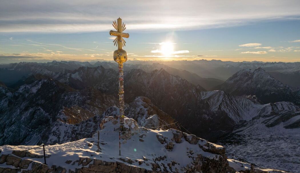 Zugspitz-Gipfelkreuz wird ins Tal geflogen und restauriert Zugspitz-Gipfelkreuz wird ins Tal geflogen und restauriert