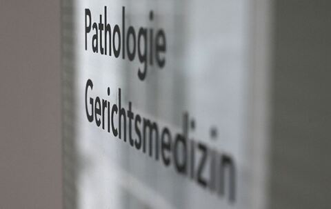 Schild Gerichtsmedizin/Pathologie