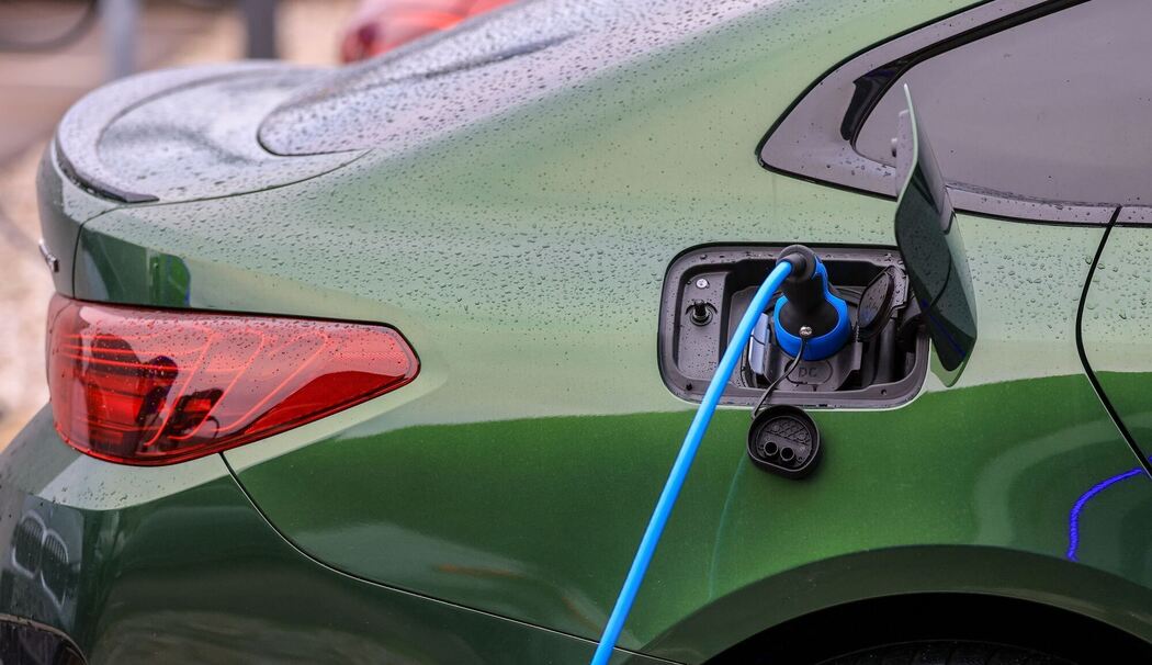 Elektroauto lädt an Ladesäule Elektroauto lädt an Ladesäule