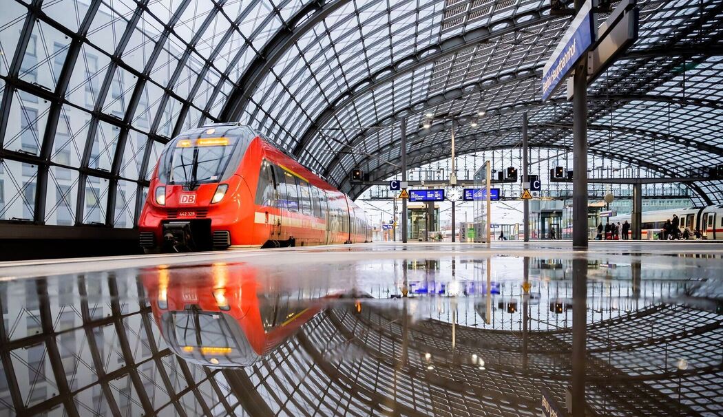 Regionalzug fährt in den Hauptbahnhof Berlin ein Regionalzug fährt in den Hauptbahnhof Berlin ein