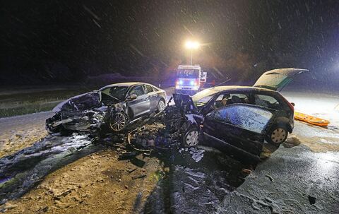Auto gerät in Gegenverkehr