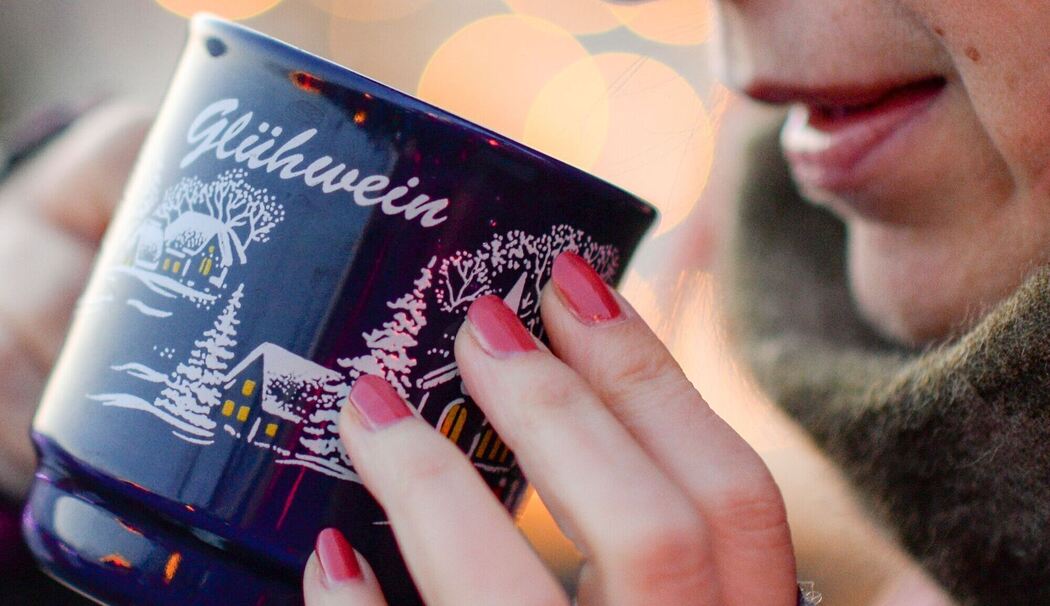 Glühwein auf dem Weihnachtsmarkt