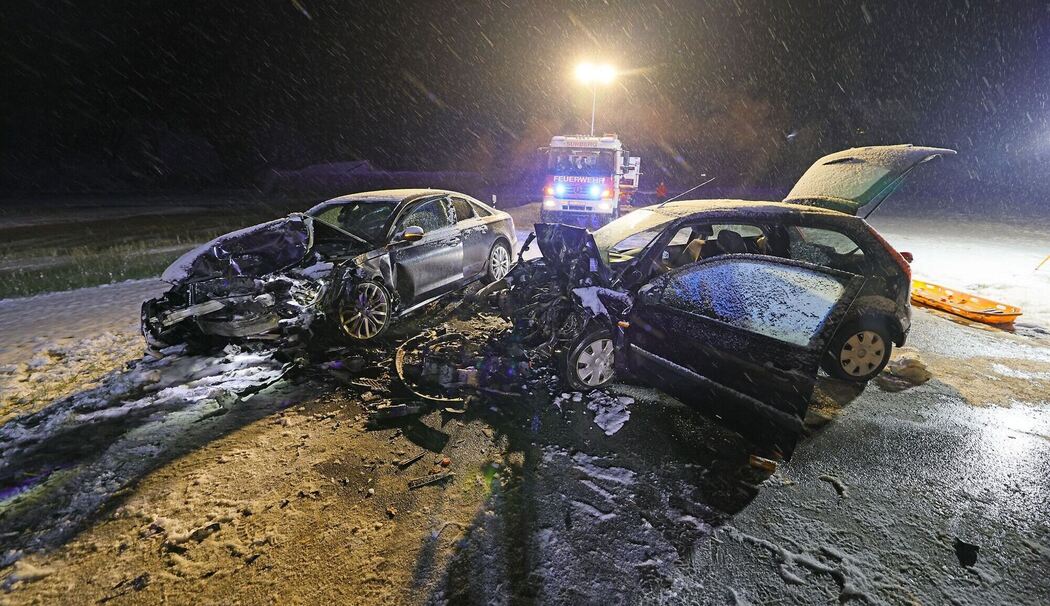Auto gerät in Gegenverkehr
