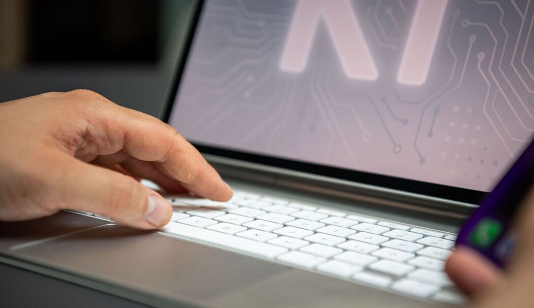 Ein Mann nutzt einen KI-Assistenten auf einem iPad und iPhone