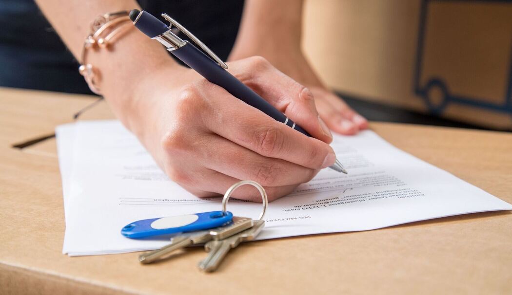 Eine Frau unterschreibt einen Mietvertrag Eine Frau unterschreibt einen Mietvertrag