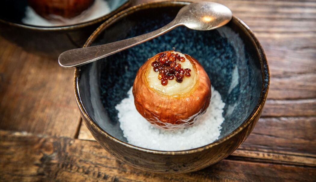 Gefüllte Zwiebel mit Linsen-Topping auf Meersalz
