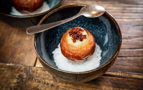 Gefüllte Zwiebel mit Linsen-Topping auf Meersalz