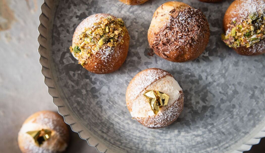 Maritozzo Romano mit Blattgold, Schokoladen und Pistazien Dekor