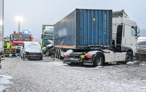 Mindestens drei Menschen sterben auf glatter Autobahn