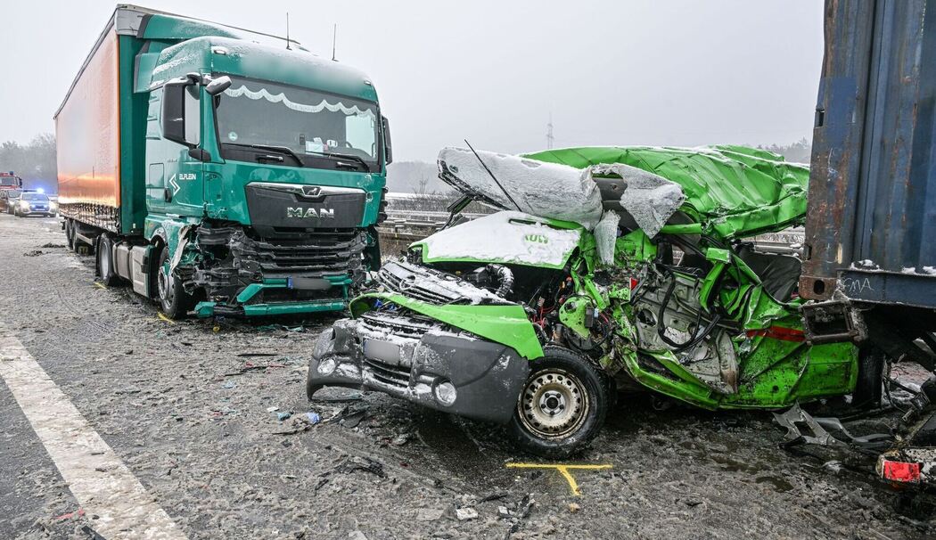 Mindestens drei Menschen sterben auf glatter Autobahn Mindestens drei Menschen sterben auf glatter Autobahn