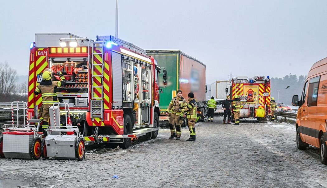 Mindestens drei Menschen sterben auf glatter Autobahn Mindestens drei Menschen sterben auf glatter Autobahn