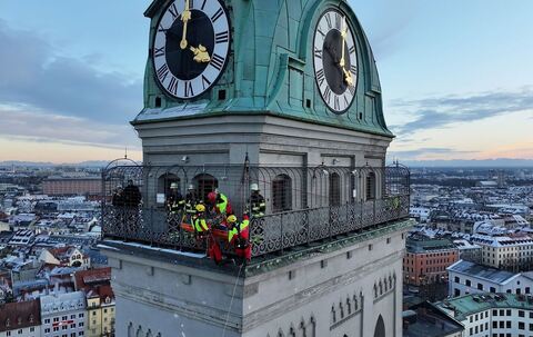 Feuerwehr rettet verletzte Frau von Kirchturm in München