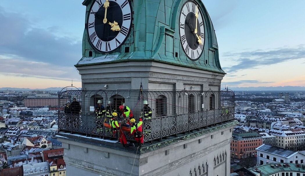Feuerwehr rettet verletzte Frau von Kirchturm in München