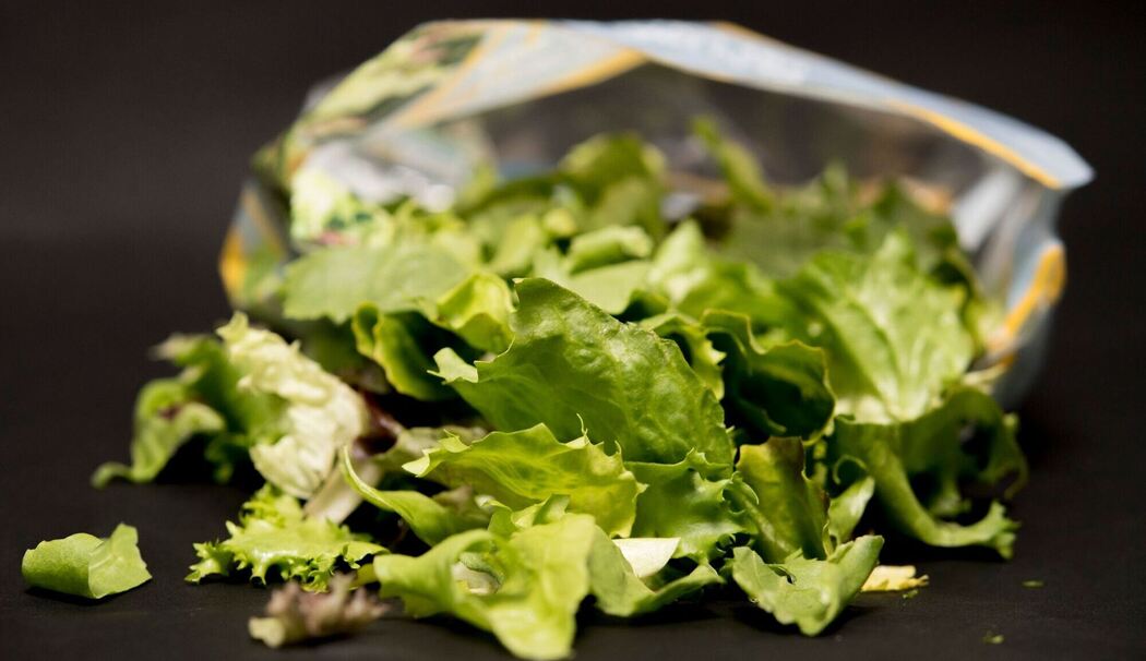Eine Packung Salatmischung Eine Packung Salatmischung