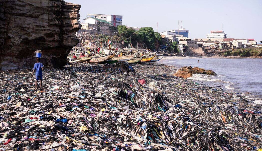 Textilmüll am Strand von Accra