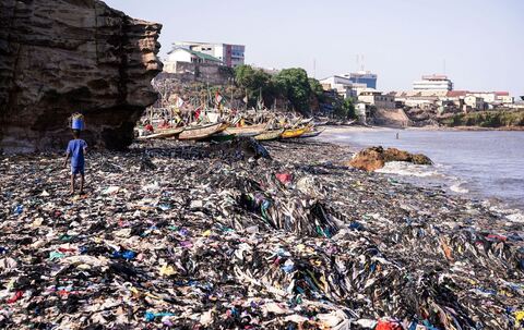 Textilmüll am Strand von Accra