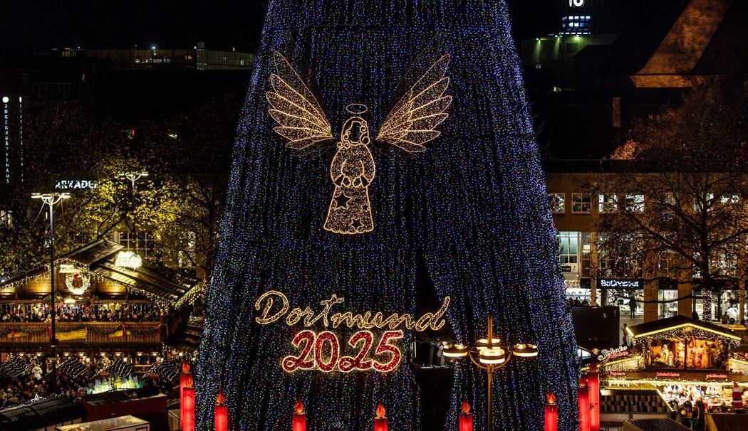 Riesiger Weihnachtsbaum auf dem Dortmunder Weihnachtsmarkt Riesiger Weihnachtsbaum auf dem Dortmunder Weihnachtsmarkt