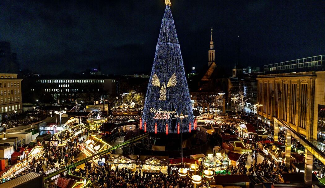 Riesiger Weihnachtsbaum auf dem Dortmunder Weihnachtsmarkt Riesiger Weihnachtsbaum auf dem Dortmunder Weihnachtsmarkt